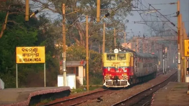 चक्रधरपुर मंडल में हाथियों ने रोकी ट्रेनों की रफ्तार, गीतांजलि और उत्कल एक्सप्रेस सहित कई ट्रेनें हुईं लेट
