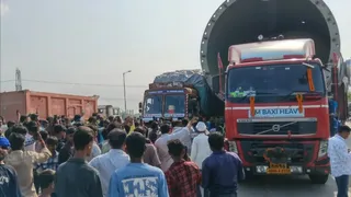 रिएक्टर में फंसा ट्रक।