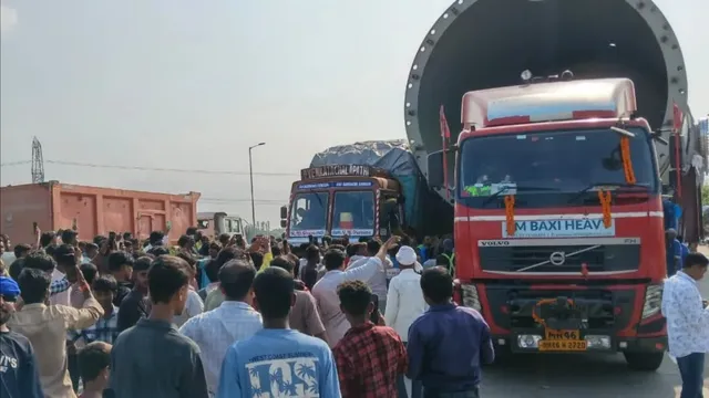 मऊ में 308 पहियों वाले विशाल ट्रेलर से टकराया दूसरा ट्रक, एशिया के पहले बायो प्लास्टिक प्लांट के लिए ला रहा वेसल
