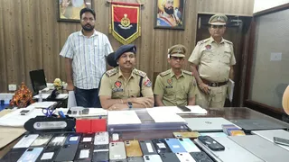 सट्टा बाजार में पैसा लगवाने वालों से बरामद सामान की जानकारी देते पुलिस अधिकारी।