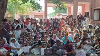 चौथे दिन गुरुवार को भी सीएमओ कार्यालय पर धरना देतीं एएनएम।