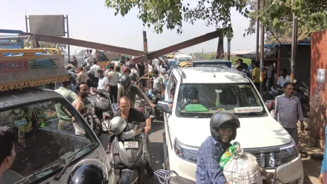 आगरा में आंबेडकर पुल पर लगा हाईट गेज टूटा, घंटों जाम में फंस बिलबिला गए लोग