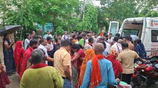 अनुमंडलीय अस्पताल में रेफर करने के दौरान लोगों की भीड़। जागरण