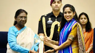 दिल्ली में राष्ट्रपति द्रौपदी मुर्मू से पुरस्कार प्राप्त करतीं खुशबू कुमारी। सौ. स्वयं