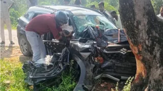 पेड़ से टकराने के बाद कार बुरी तरह क्षतिग्रस्त हो गई। (फोटो- जागरण)