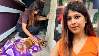 घर पर घायल कुत्ते का इलाज करती रोहिनी टंडन । सौ़ स्वयं