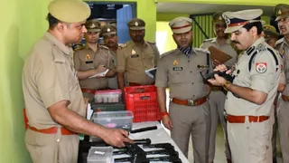 बागपत के थाना चांदीनगर के निरीक्षण के दौरान हथियार देखते डीआईजी। सौ. पुलिस