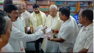 गांधी जयंती पर धनबाद के पूर्व सांसद पीएन सिंह को खादी का शॉल भेंट कर सम्मानित करते कुंभनाथ सिंह। (फोटो साैजन्य)
