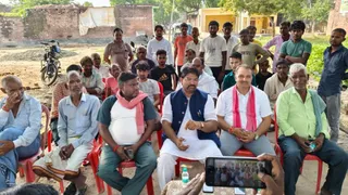 रसूलपुर गढ़ी में बैठक करते गांव के लोग।