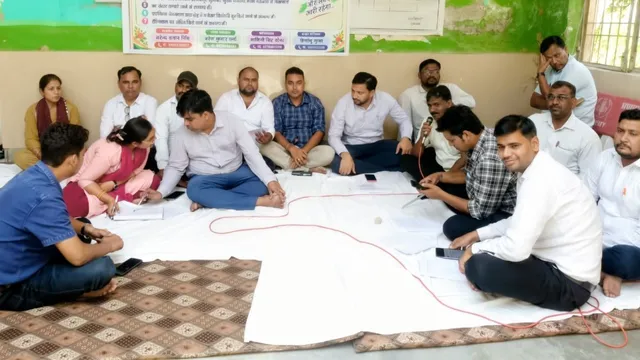 फिरोजाबाद: पब्लिक के अटके सरकारी काम, लेखपालों ने छोड़े सभी सरकारी ग्रुप; Online कामों का बहिष्कार