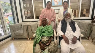 रूपी सोरेन और शिबू सोरेन के साथ सीता सोरेन व उनकी बेटी। (फाइल फोटो)