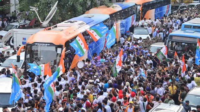 विपक्ष का प्रदर्शन और दिल्ली में जाम जैसे हालात, लोगों को हो रही खूब परेशानी; तस्वीरों में देखें आज के हालात