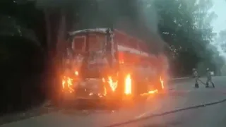कर्नाटक में प्राइवेट बस में लगी आग (फोटो-सोशल मीडिया)