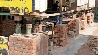 खागा-किशुनपुर मार्ग के किनारे विजयीपुर ब्लाक के खेमकरनपुर गांव में जैक के सहारे ऊपर उठा पुराना घर। जागरण