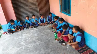 मध्य विद्यालय नटुआपाड़ा में मध्याह्न भोजन बंद रहने पर घर से लाया टिफिन सहपाठियों के साथ शेयर कर खाते बच्चे