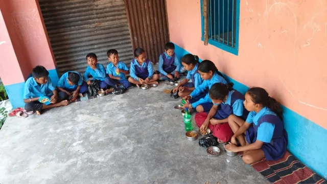 किशनगंज के स्कूलों में 1 अक्टूबर से नहीं पका भोजन! वेंडरों का भुगतान रुका, बहादुरगंज में बच्चों का टिफिन बना सहारा
