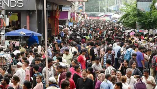 कोलकाता के बाजार में दुर्गा पूजा की तैयारी।