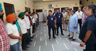 प्रशासक ने मंडी में तैनात कर्मचारियों की उपस्थिति की जांच की।