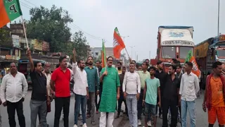 भाजपा नेता अशोक मंडल के नेतृत्व में रोड जाम करते कार्यकर्ता। (फोटो जागरण)