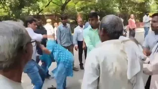 मथुरा कलक्ट्रेट में आपस में भिड़ते कांग्रेसी। वीडियो ग्रैब
