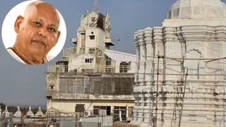 बरसाना में बन रहा मान मंदिर। इनसेट में रमेश बाबा का फाइल फोटो।