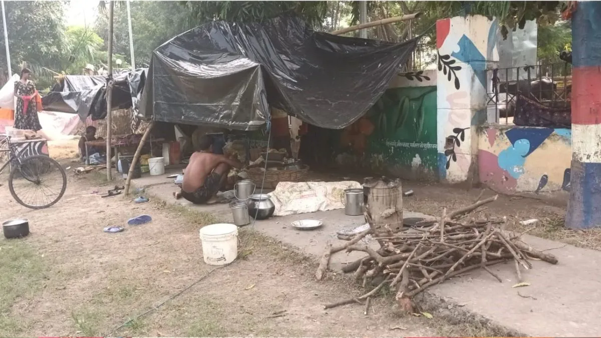 Munger Flood Victims Homeless, Living Under Tarpaulins in Park (1)