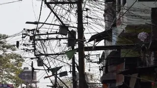 रेलवे क्रासिंग के बगल की बिजली लाइनें भूमिगत होंगी।