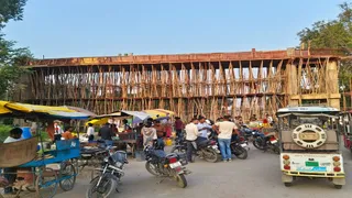 प्रयागराज में नैनी के औद्याेगिक क्षेत्र के मुख्य द्वार पर बनाया जा रहा गेट। जागरण