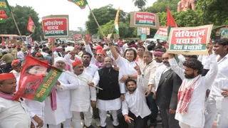 प्रयागराज में विरोध प्रदर्शन करते समाजवादी पार्टी के पदाधिकारी और कार्यकर्ता। जागरण