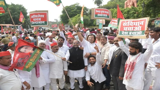 प्रयागराज की सड़कों पर उतरे सपाई, पैदल मार्च निकाल कर मुख्य चुनाव आयुक्त का फूंका पुतला