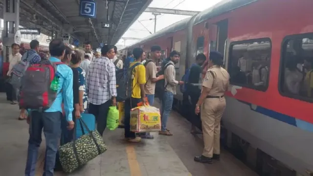 त्योहारों के लिए आसनसोल-झांसी के बीच 21 कोच की विशेष ट्रेन शुरू, यात्रियों को मिलेगी राहत
