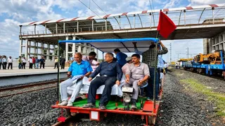 ट्रैक का निरीक्षण करते रेलवे के संरक्षा अधिकारी। (प्रतीकात्मक फोटो)