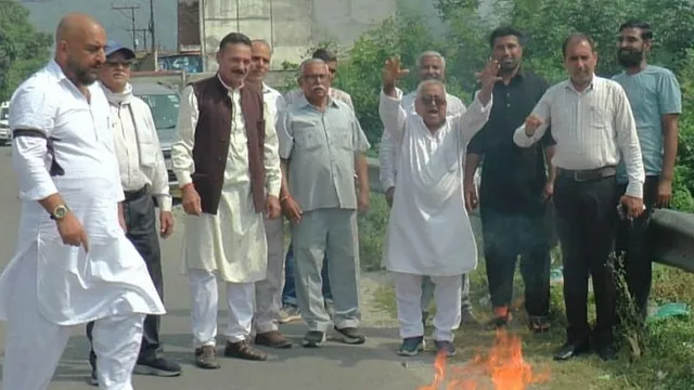 पुलिस को गच्चा देकर फूंका CEC ज्ञानेश कुमार का पुतला, रियासी में कांग्रेस-नेकां का चुनाव आयोग के खिलाफ प्रदर्शन
