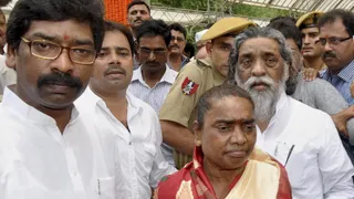 बेटे हेमंत और पति शिबु सोरेन के साथ रूपी सोरेन। PTI File Image