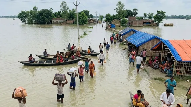 सारण में बाढ़ राहत में लापरवाही पर एक्शन, मकेर के प्रधान क्लर्क सस्पेंड, FIR का आदेश