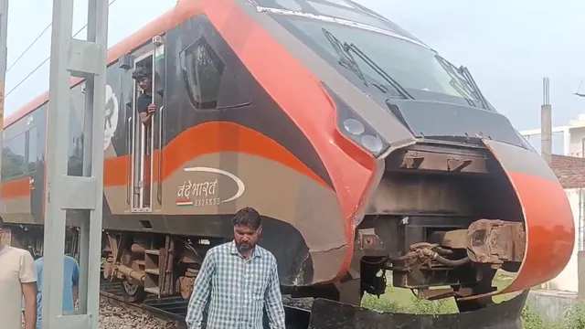 देहरादून-लखनऊ वंदे भारत एक्सप्रेस बीकेटी में गाय से टकराई, ट्रेन का अगला हिस्सा क्षतिग्रस्त