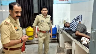 घायल आरोपित का इलाज कराती पुलिस
