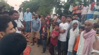 घटना स्थल पर जुटी स्थानीय लोगों की भीड़।