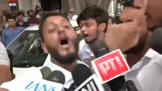 युवक से धक्का-मुक्की करते हुए उसके हाथ रखा पोस्टर छीनकर लोगों ने फेंक दिया। वीडियो ग्रैब