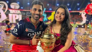 भुवनेश्वर की पत्नी नूपुर ने आइपीएल ट्राफी के साथ पोस्ट की थी यह तस्वीर l स्रोत: नूपुर नागर का इंस्टाग्राम अकाउंट