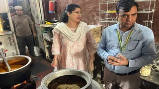 बागपत में इनाम चिकन दरबार पर जांच करते खाद्य सुरक्षा एवं औषधि प्रशासन के अधिकारी। सौ. खाद्य विभाग
