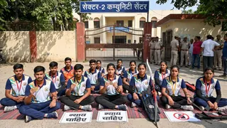 फरीदाबाद: कम्युनिटी सेंटर में अभ्यास पर रोक से नाराज आर्चरी खिलाड़ी धरने पर ( एआई जेनरेटेड इमेज )