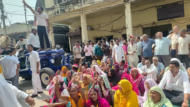 ट्रैक्टर-ट्राली लेकर मेरठ नगर निगम कार्यालय पहुंचे लोगों ने ताला डाला; जर्जर सड़कों व जलभराव को लेकर रोष, धरना किया शुरू