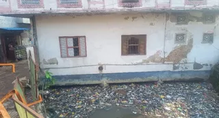 सावित्री हॉस्पिटल के पास दिलेजाकपुर में नाले के ऊपर बना मकान तथा गंदगी से पटा नाला। जागरण