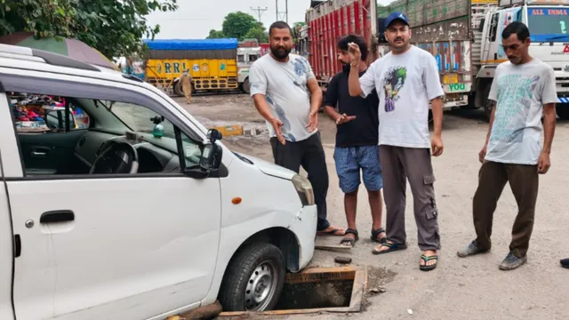 जिंदगी दांव पर, सिस्टम बेपरवाह... जम्मू के ट्रांसपोर्ट नगर में गड्ढों वाली सड़क बनी मुसीबत, खुले मैनहोल से रोज खतरा
