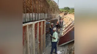 कालिंजर दुर्ग मार्ग पर पहाड़ से मिट्टी-पत्थर गिरने से रोकने के लिए दीवार का काम जारी।