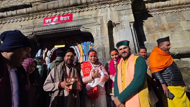 केदारनाथ धाम पहुंचीं अभिनेत्री रानी मुखर्जी, पूर्वजों की स्मृति में की विशेष पूजा-अर्चना
