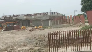 इंदारा ओवरब्रिज के निर्माण का कार्य तेज।
