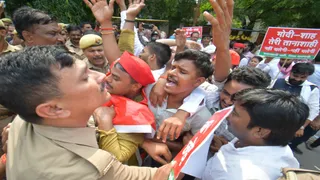 वाराणसी में सपा का मतदाता सूची अनियमितताओं पर प्रदर्शन, चुनाव आयुक्त को हटाने की मांग।