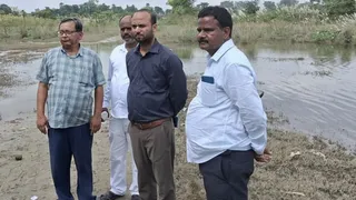 बूढ़ी गंडक नदी के पास जांच करने पहुंची टीम।